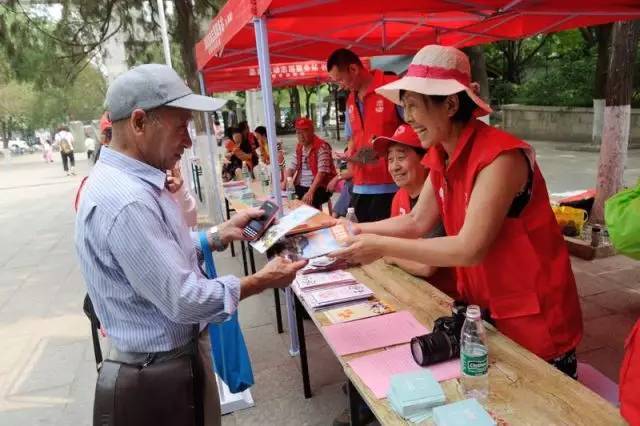 济南旅游志愿者服务全面升级 "助力创城 旅游十进"传递文明正能量